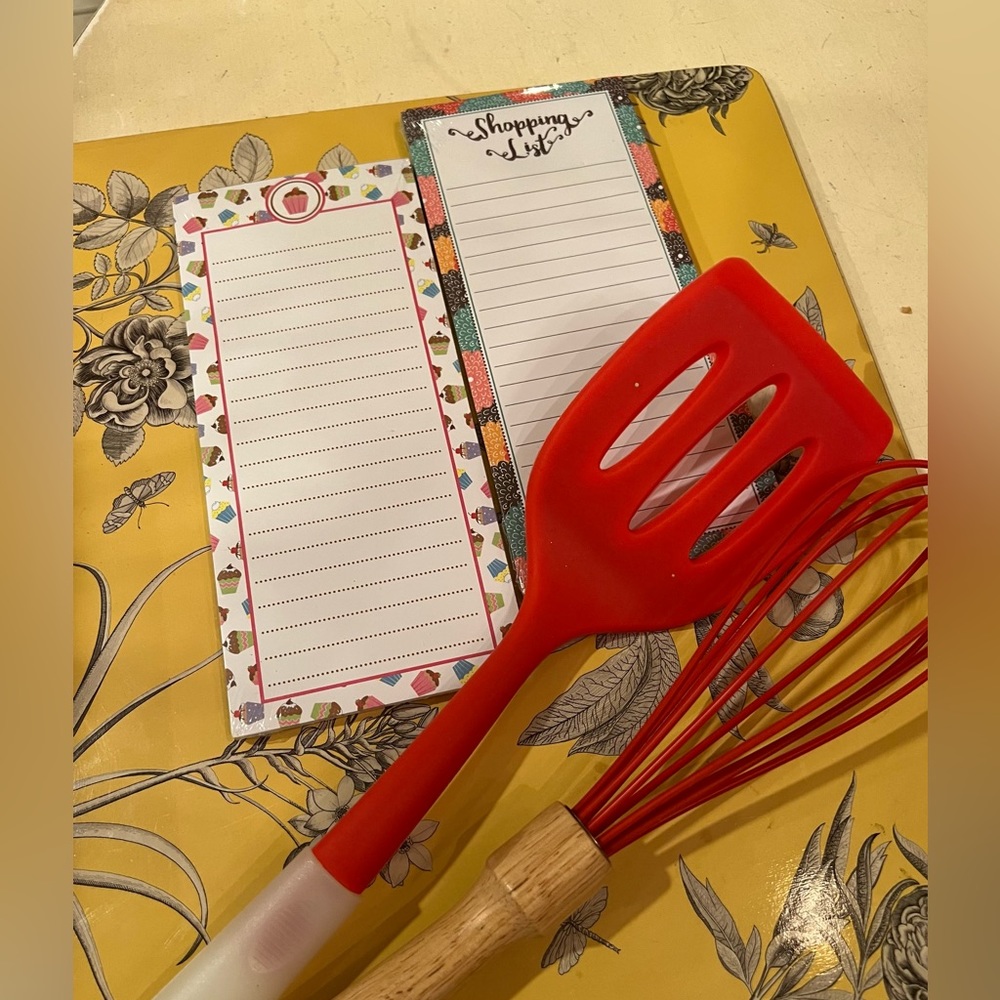 A Whisk A Spatula & 2 60 Page Memo /Shopping Pads w Magnet on Back Valentine Red